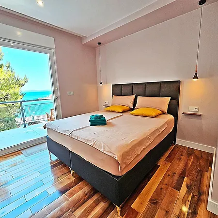 Guest house Luxury Seaside House Noble- Location In Town