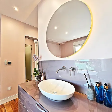 Guest house Luxury Seaside House Noble- Location In Town
