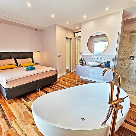 Guest house Luxury Seaside House Noble- Location In Town Split